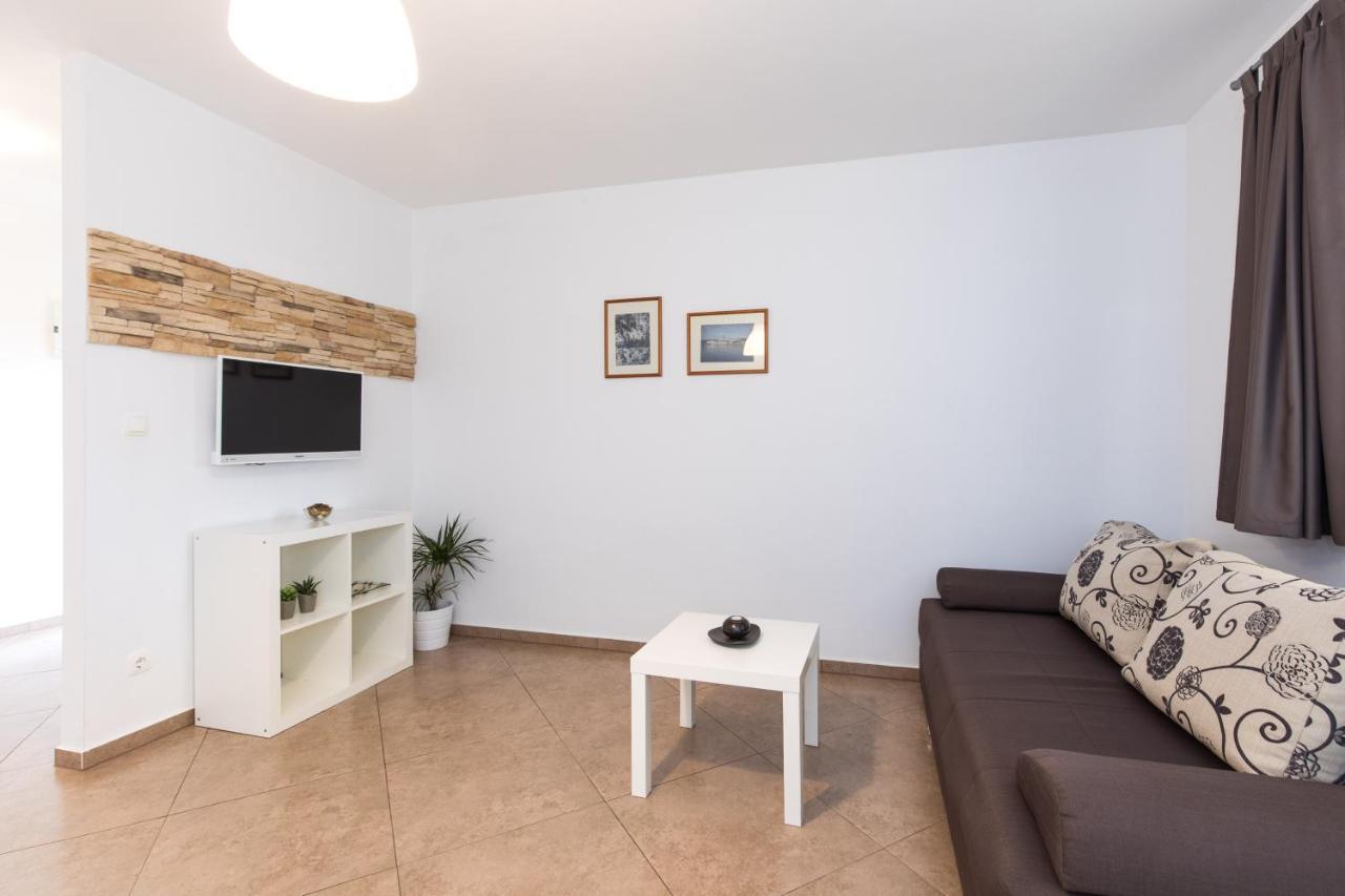 Apartments Laura Крк Экстерьер фото