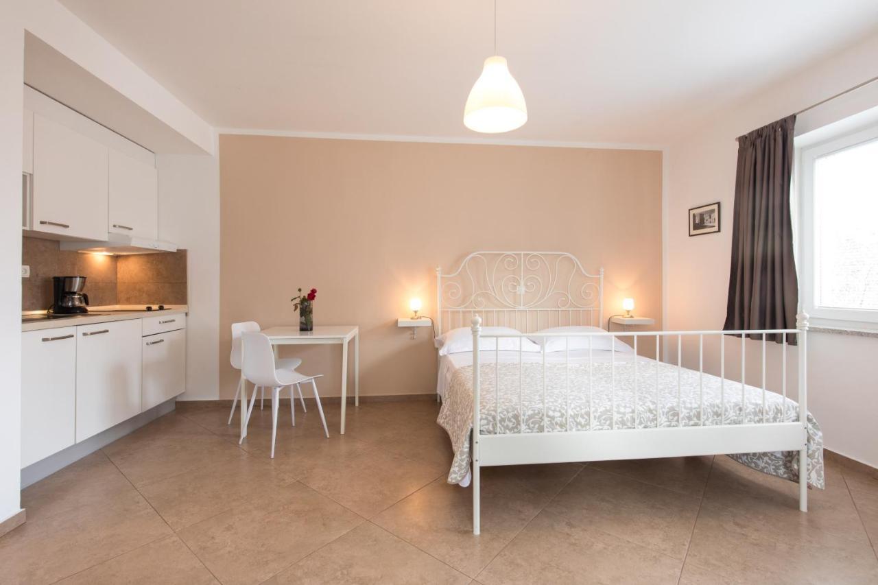 Apartments Laura Крк Экстерьер фото