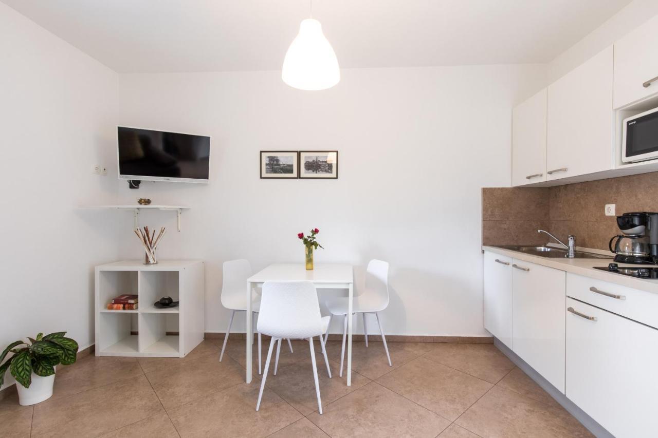 Apartments Laura Крк Экстерьер фото